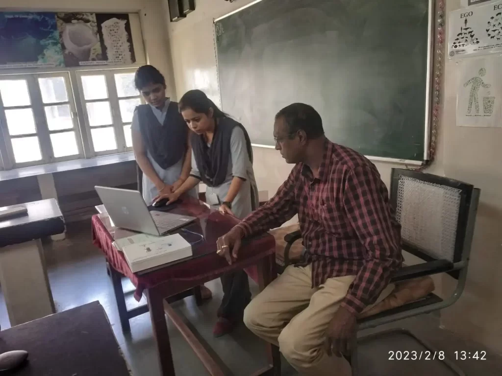 Air quality index analyser explained to MSc Zoology students in RLT 1 Vidyasagar Academy Akola