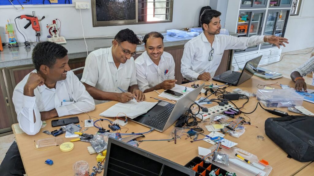 ATL Lab Workshop at Seth Bansidhar School Telhara conducted by Vidyasagar Academy Akola 11 Vidyasagar Academy