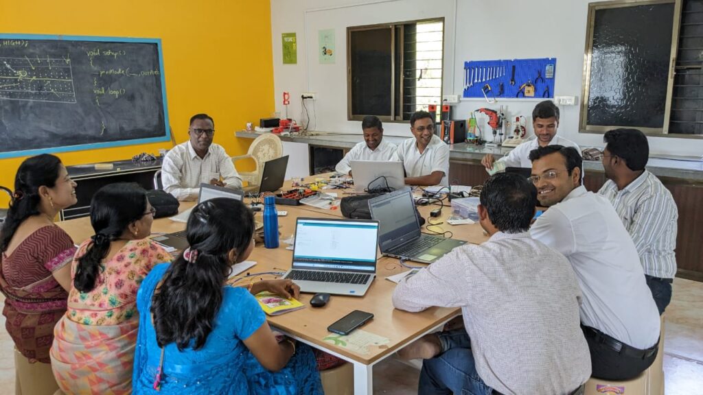 ATL Lab Workshop at Seth Bansidhar School Telhara conducted by Vidyasagar Academy Akola 6 Vidyasagar Academy Akola
