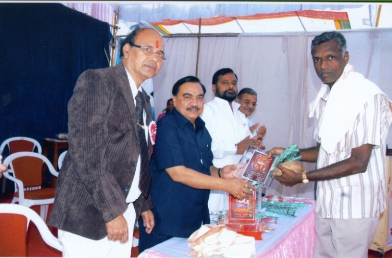 Dattaraj Vidyasagar receiving award by the hands of Education minister